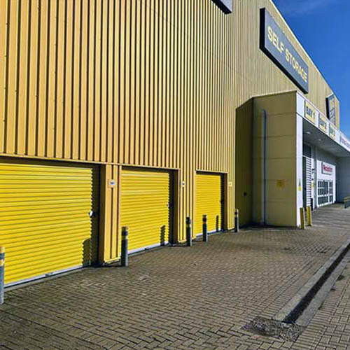 External lockups in Southend Driveup lockups Big Yellow